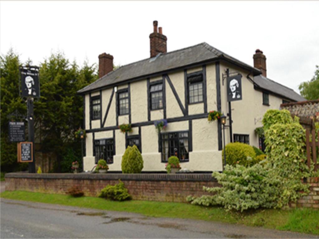 ロイストン The King William IV Bed & Breakfast エクステリア 写真